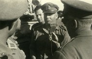 المضادات الأرضية الأردنية في عجلون تسقط الطائرة التي أقلت قائد العملية العسكرية الإسرائيلية في حرب السويس 1956 (صفحة مطوية من تاريخ الصراع مع العدو)