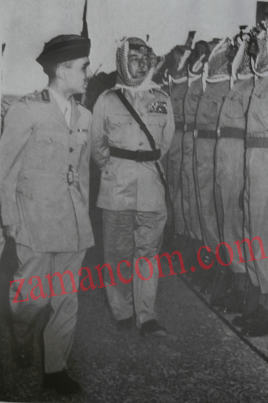 الملك المرحوم حسين يتفقد وحدة عسكرية وإلى جانبه كلوب (الصورة من كتاب سيرة الملك)