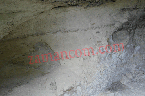 داخل أحد الكهوف وتظهر أثر الحفر اليدوي